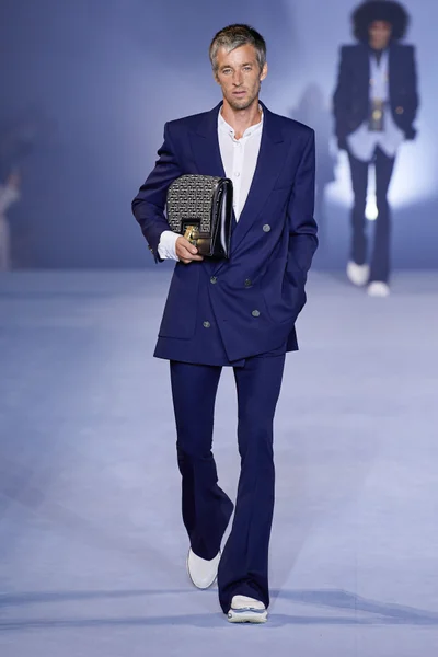 Look 100